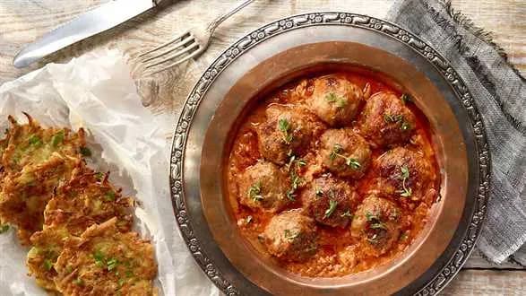 Tymiankowe pulpety w sosie pomidorowym z masłem orzechowym, podawane z hash browns