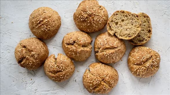 Wysokobiałkowe bułki z serkiem wiejskim