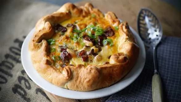 Wytrawne ciasto drożdżowe z jagnięciną i groszkiem