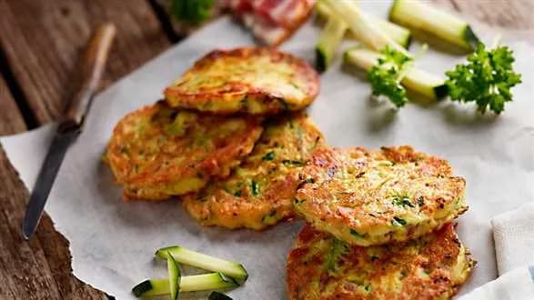 Placki z cukinii z wędzonym boczkiem