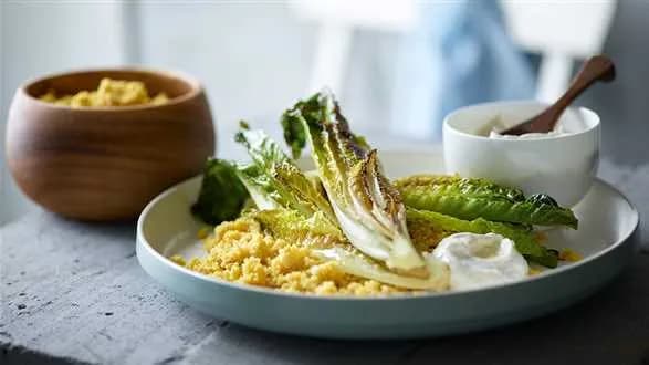 Kuskus z duszoną sałatą i kremem czosnkowym