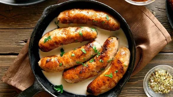 Pieczona biała kiełbasa w sosie chrzanowym