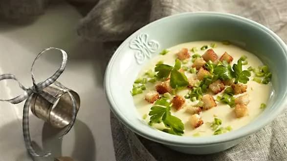 Zupa neapolitańska z serkiem topionym i makaronem