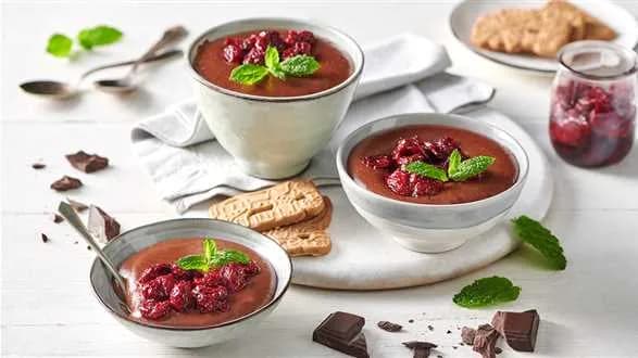 Budyń piernikowo-czekoladowy z gorącymi wiśniami