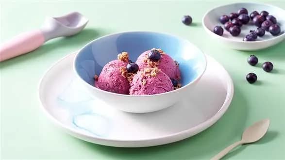 Mrożony jogurt z owocami leśnymi