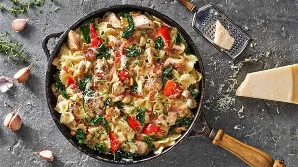Kurczak z makaronem farfalle w sosie śmietanowo-czosnkowym