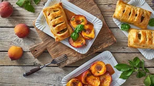 Eskalopki z indyka w cieście francuskim z fetą i pieczoną papryką ze smażonymi brzoskwiniami