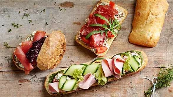 KANAPKA SŁONECZNA Z SUSZONYMI POMIDORAMI