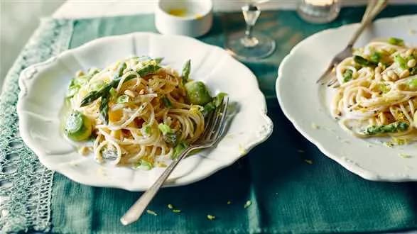 Spaghetti ze szparagami w sosie cytrynowym