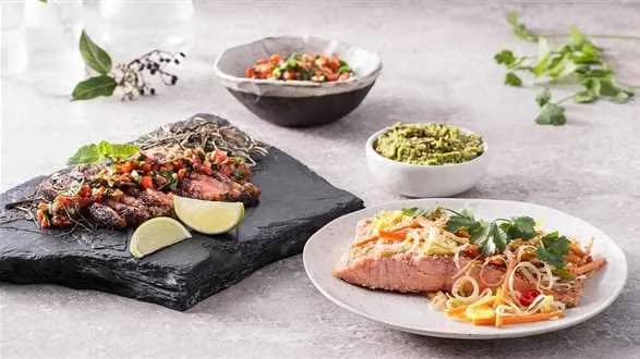 Łosoś spalony sianem z salsą z papryki