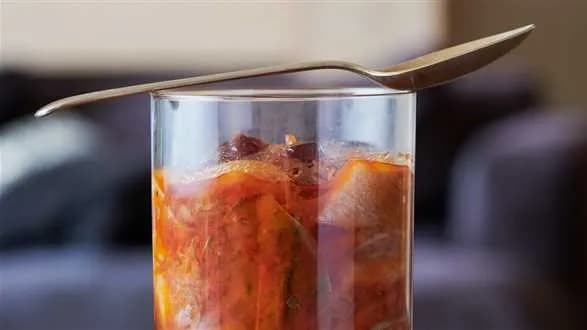 Śledzie z żurawinami i rodzynkami w sosie pomidorowym