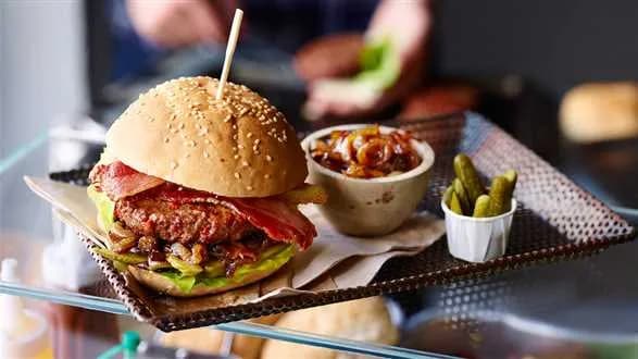 Burger z chili i chutney z cebuli