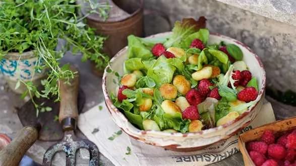 Sałatka z malinami, gnocchi i cytrynowym winegretem