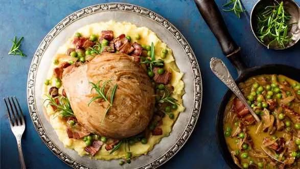 Domowa pieczeń z szynki, z cebulą żurawinami i zielonym groszkiem