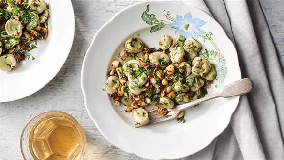 Sałatka z bobu z pesto z prażonej dymki