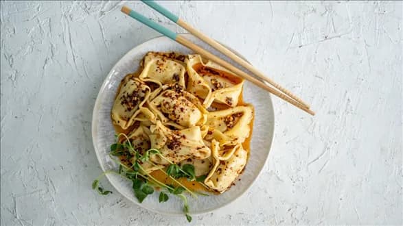 Wontony z kurczakiem i pikantnym aromatyzowanym olejem