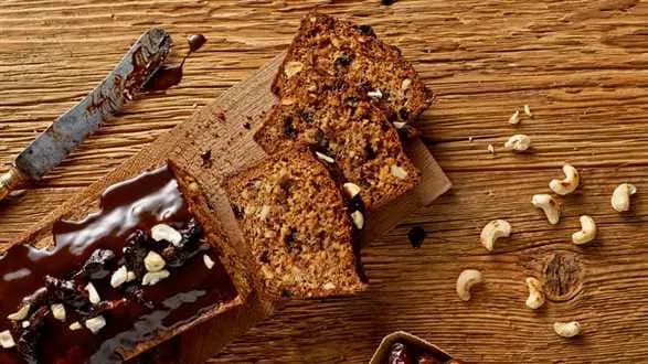 Keks z dodatkiem chałwy, orzechów i śliwek suszonych