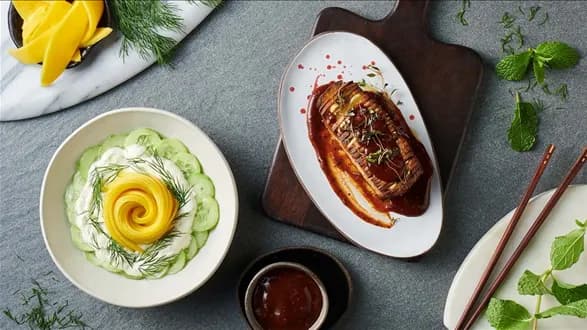 Tofu Hasselback z mizerią z mango