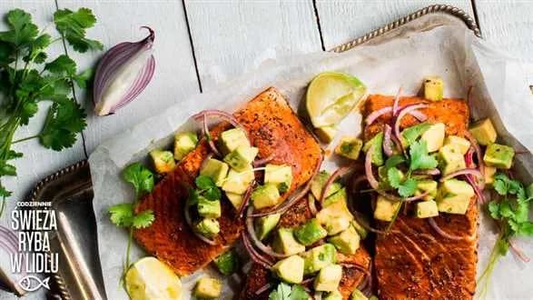 Grillowany łosoś z salsą z awokado