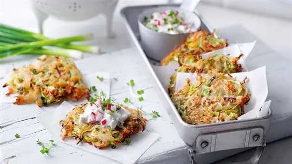 Placki ziemniaczane z kapustą oraz dipem z rzodkiewki i rzeżuchy