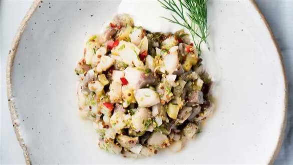 Tatar ze śledzia z musztardą francuską