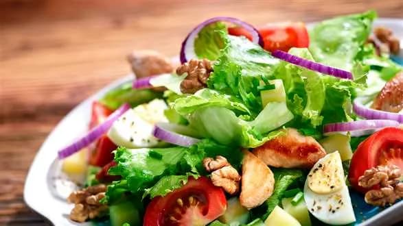 Sałatka z pieczonym kurczakiem