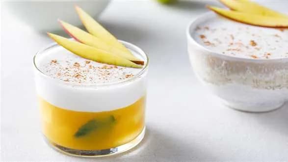 Dwuwarstwowa galaretka z mango i mleczka kokosowego