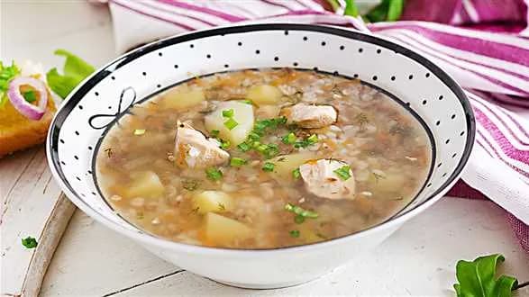 Orkiszowy krupnik z kurczakiem