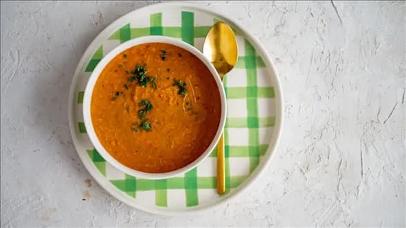 Pikantna zupa z czerwonej soczewicy