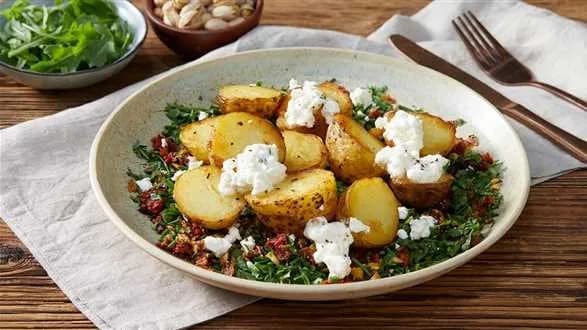 Parowane młode ziemniaczki z gzikiem i salsą