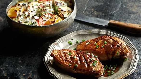 Piersi kaczki z sosem czekoladowym i z zapiekanką z kozim serem