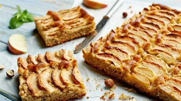 Placek orzechowy z jabłkami