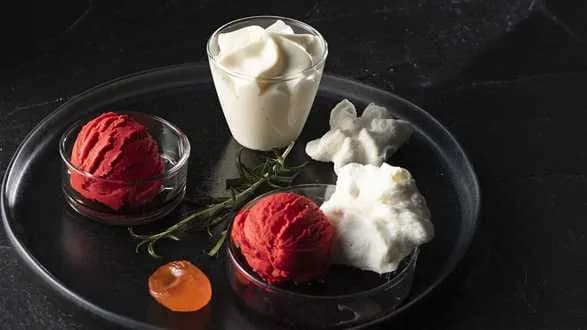 Kuchnia molekularna: lody z zupy, suszone żółtka i pianka serowa