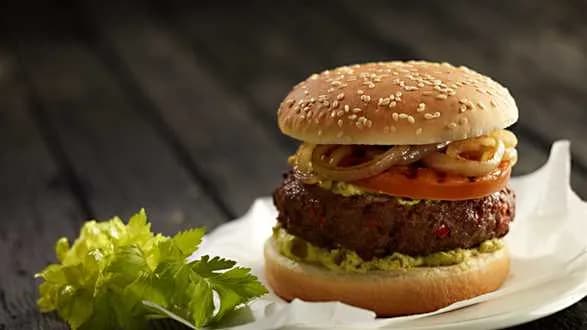 Hamburger z grillowanym pomidorem i cebulą