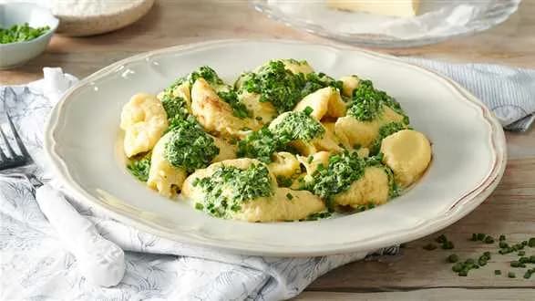 Kluski francuskie z sosem szpinakowym