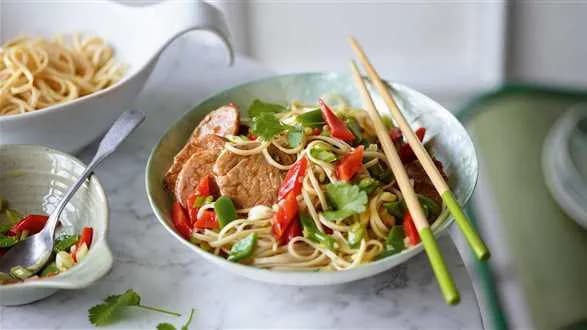 Azjatycki makaron z polędwiczką wieprzową