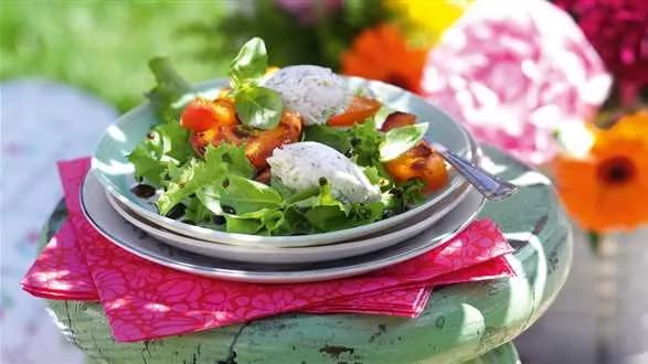 Sałatka z bazylią, jogurtem i smażonymi morelami