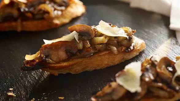 Tosty z piwnymi pieczarkami