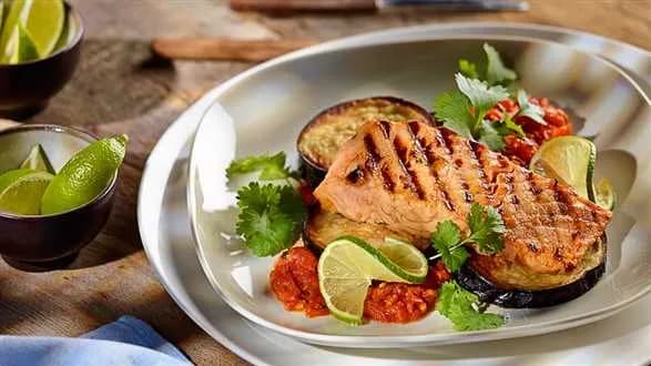 Grillowany łosoś z miodem, musztardą i imbirem