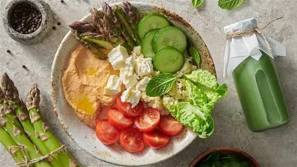 Humus bowl i koktajl owocowo-warzywny