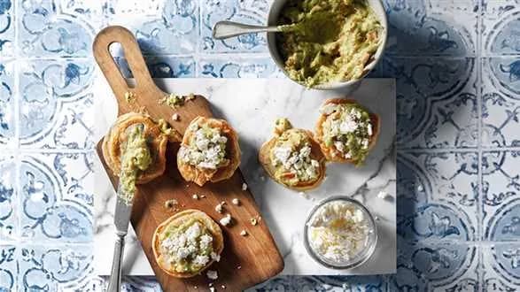 Bliny z kremem awokado i fetą