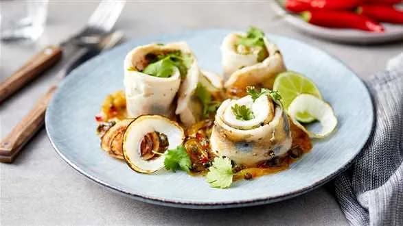 Pieczony sandacz z cebulą i kaparami