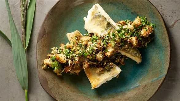 Smażone okonie z chlebową sałatką