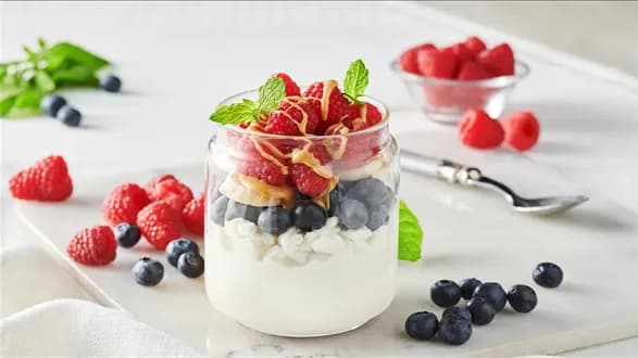 Serek wiejski z owocami i masłem orzechowym