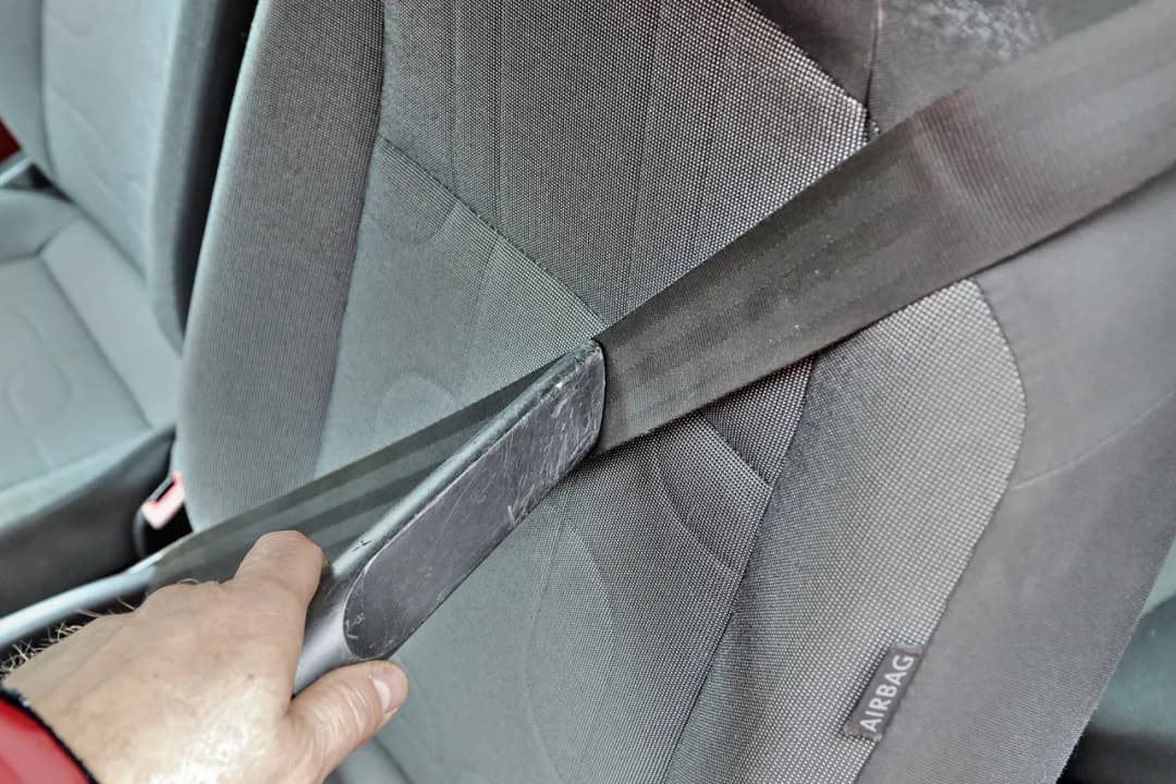 Jak bezpiecznie zdemontować pas bezpieczeństwa w samochodzie – krok po kroku