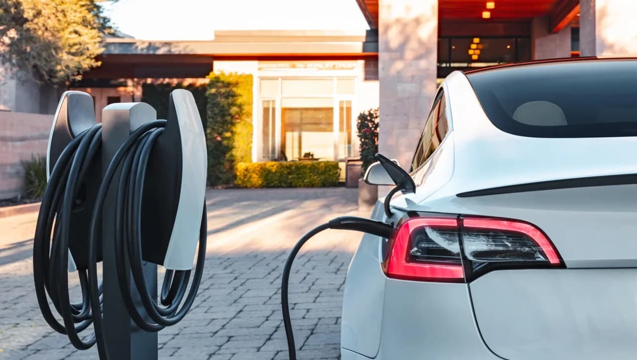 Ile naprawdę trwa ładowanie samochodu elektrycznego w domu? Sprawdź czasy i oszczędzaj czas!