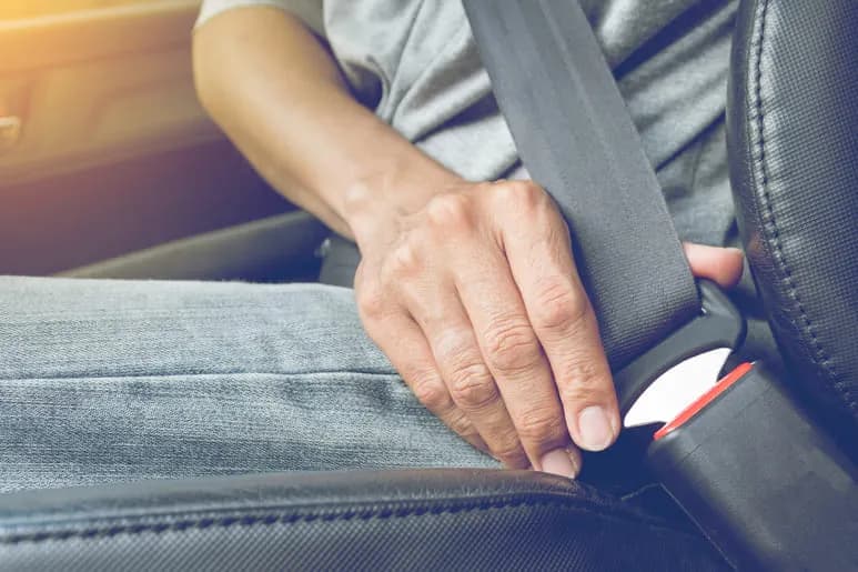 Dlaczego tak mało Polaków zapina pasy? Statystyki i przyczyny niskiego odsetka