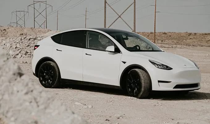 Ile kosztuje Tesla Model Y w Polsce? Sprawdź ceny, rabaty i koszty eksploatacji