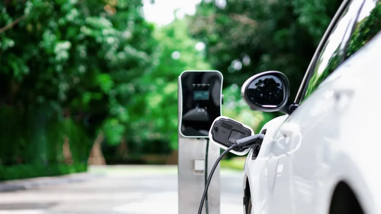 Ile naprawdę kosztuje tankowanie samochodu elektrycznego? Porównanie z benzyną