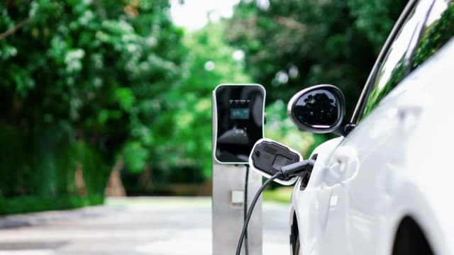 Ile naprawdę kosztuje tankowanie samochodu elektrycznego? Porównanie z benzyną